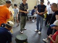 ベーゴマコーナーは老若男女入り混じって大賑わい